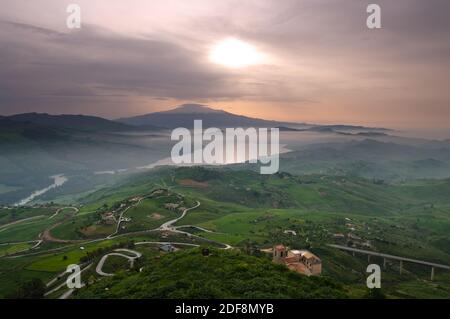 Luftaufnahme der Landschaft in Dämmerung Nebel auf dem See und auf dem Hintergrund Ätna. Das Bild wurde aus Agira, Sizilien, aufgenommen Stockfoto