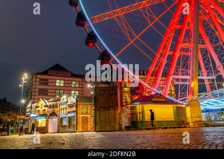 Altstadt, leerer Burgplatz, am Rheinufer, Riesenrad, Sehrad, mit vielen Weihnachtsmarktständen, viele geschlossen, meist gut gefüllt Stockfoto