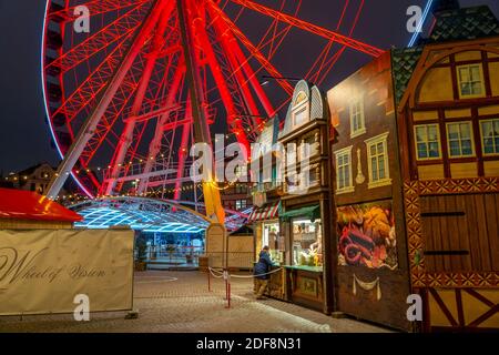 Altstadt, leerer Burgplatz, am Rheinufer, Riesenrad, Sehrad, mit vielen Weihnachtsmarktständen, viele geschlossen, meist gut gefüllt Stockfoto