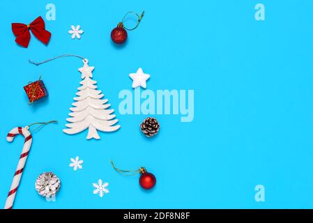 Weihnachtsbaum, Tannenzapfen, Geschenkbox und dekorative Weihnachtsschmuck auf blauem Hintergrund. Das Konzept der Feier des neuen Jahres und Weihnachten. Stockfoto