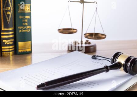 Eine selektive Aufnahme eines Gavels auf Dokumente - Rechtskonzept Stockfoto