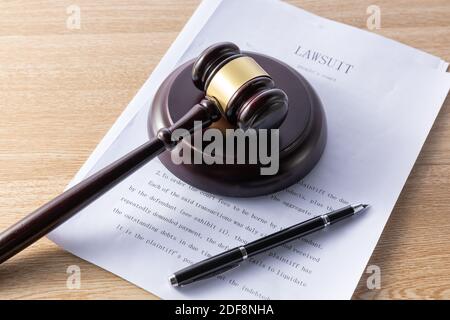 Eine selektive Aufnahme eines Gavels auf Dokumente - Rechtskonzept Stockfoto