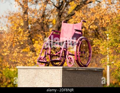 Sofia Bulgarien rosa Rollstuhl Denkmal im Nationalstadion AS Symbol der Gleichheit im Sport Stockfoto