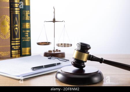 Eine selektive Aufnahme von einem Gavel, Dokumenten und Skalen - Rechtskonzept Stockfoto