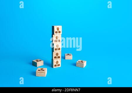 Block Turm mit Menschen. Hierarchisches System. Unternehmensorganisation. Einstellung, Einstellung. Teambuilding-Personalmanagement. Organisation von Effective Stockfoto