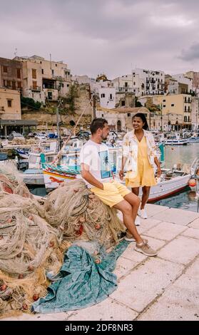 Sizilien Italien Oktober 2020 Fischerboote im sizilianischen Hafen von Castellammare del Golfo, erstaunliche Küstendorf der Insel Sizilien, Provinz Trapani, Italien. Hochwertige Fotos Stockfoto