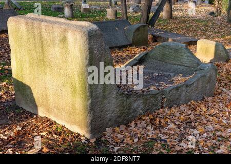 Kalksteinsarkophage aus dem 3. Jahrhundert im Lapidarium in der Innenstadt von Sofia, Bulgarien, Osteuropa Stockfoto