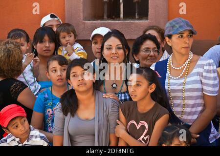 Eine große Menschenmenge versammelt sich, um die DIA DE LOS LOKS (TAG DER VERRÜCKTEN) PARADE zu beobachten - SAN MIGUEL DE ALLENDE, GUANAJUATO, MEXIKO Stockfoto