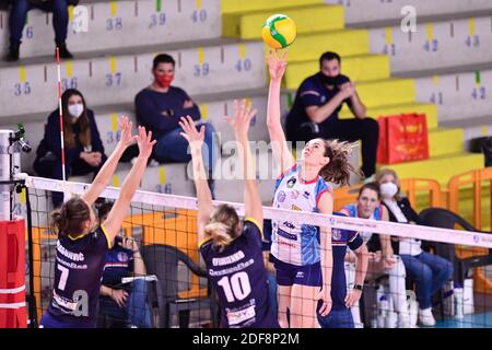 Scandicci, Florenz, Italien. 3. Dez, 2020. scandicci, florenz, Italien, Palazzetto dello Sport, 03 Dez 2020, Megan Courtney (Savino Del Bene Scandicci) während der Entwicklung SkyRes Rzeszow vs Savino Del Bene Scandicci - CEV Champions League Frauen Volleyball Spiel Kredit: Lisa Guglielmi/LPS/ZUMA Wire/Alamy Live News Stockfoto