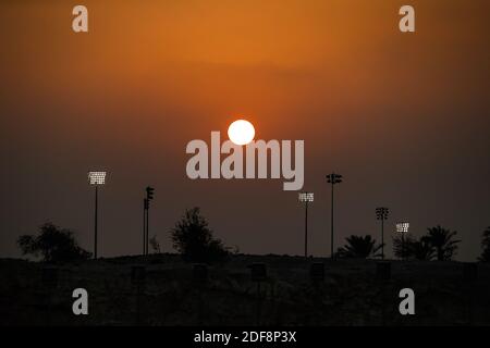 Sakhir, Bahrain. Dezember 2020. Sonnenuntergang während der Formel 1 Rolex Sakhir Grand Prix 2020, vom 4. Bis 6. Dezember 2020 auf dem Bahrain International Circuit, in Sakhir, Bahrain - Foto Florent Gooden / DPPI / LM Credit: Gruppo Editoriale LiveMedia/Alamy Live News Stockfoto