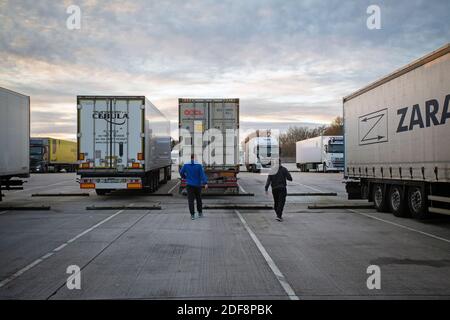 GROSSBRITANNIEN / KENT /Maidstone /zwei LKW Fahrer aus Spanien liefern Gemüse aus Spanien an der Channel Ports Truck Station. Kommerzielle LKW-Parkplatz . Stockfoto