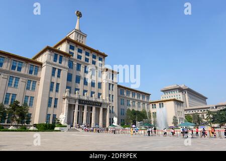 Besucher warten an einem heißen und sonnigen Tag darauf, das kürzlich umgestaltete nationale Militärmuseum im zentralen Westen Pekings, China, zu betreten Stockfoto