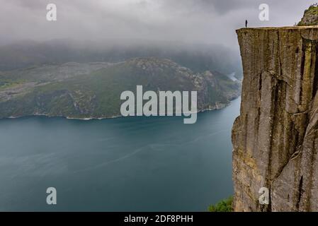 Bewundern Sie eine neblige Aussicht von Preikestolen, 'Pulpit Rock', ein berühmtes Wahrzeichen in Norwegen. Stockfoto