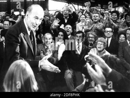 AJAXNETPHOTO. MAI 1981. PARIS, FRANKREICH. - PRÄSIDENTSCHAFTSKANDIDAT - VALÉRY GISCARD D'ESTAING, DER AM 02. DEZEMBER 2020 VERSTORBEN IST, WIRD BEI EINER KUNDGEBUNG, AN DER ER TEILNAHM, VON SEINEN ANHÄNGERN HERZLICH BEGRÜSST.FOTO:JONATHAN EASTLAND/AJAX REF:810305 1 1 Stockfoto