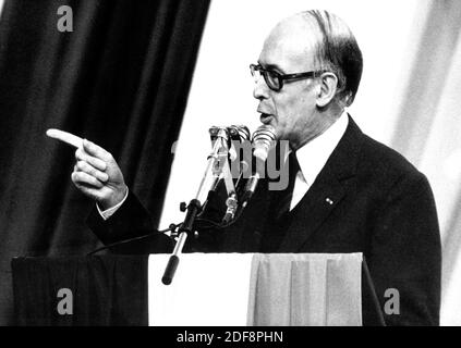 AJAXNETPHOTO. MAI 1981. PARIS, FRANKREICH. - PRÄSIDENT HOFFNUNGSVOLL - VALÉRY GISCARD D'ESTAING, DER AM 02. DEZEMBER 2020 STARB, GIBT BEI EINER KUNDGEBUNG, AN DER ER TEILNAHM, DEN UNTERSTÜTZERN DIE REDE.FOTO:JONATHAN EASTLAND/AJAX REF:810305 1 2 Stockfoto