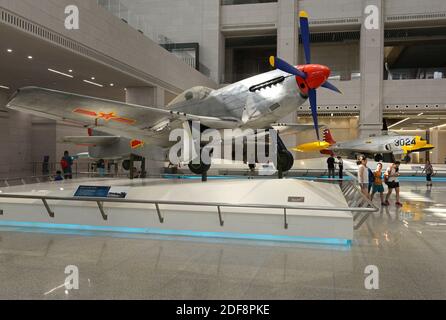 Ein US P-51 Mustang Kampfflugzeug in China Luftwaffe Lackierung auf dem Display in der Haupthalle im National Military Museum in Peking, China Stockfoto