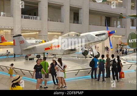 Ein US P-51 Mustang Kampfflugzeug in China Luftwaffe Lackierung auf dem Display in der Haupthalle im National Military Museum in Peking, China Stockfoto