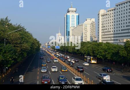 Blick entlang der wichtigsten Ost-West-Arterie Fuxing Straße nach Osten in Richtung Tiananmen-Platz und der Verbotenen Stadt, im zentralen westlichen Peking, China Stockfoto