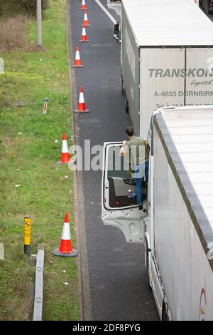 LKW-Rückstand, der von Behörden verursacht wurde, die nach dem Brexit Kontrollen an der Kreuzung 11 auf der M20 testeten, als sie versuchten, sich dem Eurotunnel zu nähern. Stockfoto