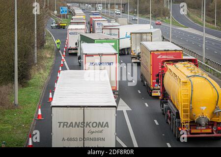 LKW-Rückstandsbehörden testeten nach dem Brexit Kontrollen an der Kreuzung 11 auf der M20, als sie versuchten, sich dem Eurotunnel zu nähern. Stockfoto