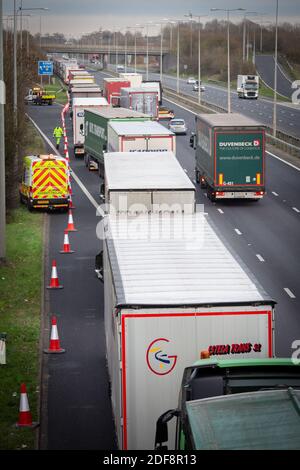 Der LKW-Rückstand führte dazu, dass die Behörden nach dem Brexit Kontrollen an der Kreuzung 11 auf der M20 testeten, als sie versuchten, sich dem Eurotunnel zu nähern. Stockfoto