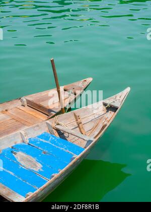 Paar traditionelle vietnamesische Sampan Ruderboote aus Holz auf ruhigem Wasser Stockfoto