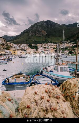 Sizilien Italien Oktober 2020 Fischerboote im sizilianischen Hafen von Castellammare del Golfo, erstaunliche Küstendorf der Insel Sizilien, Provinz Trapani, Italien. Hochwertige Fotos Stockfoto