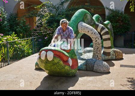 Craig Lovell sitzt auf einer DRACHEN SKULPTUR vor dem MINGEI INTERNATIONAL MUSEUM befindet sich im BALBOA PARK SAN DIEGO, KALIFORNIEN Stockfoto