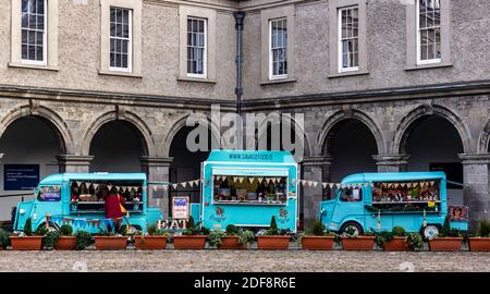 Kaffee zum Mitnehmen, drei Food Trucks, die Kaffee zum Mitnehmen und Snacks im Innenhof des Royal Hospital Kilmainham, Dublin, Irland, servieren. Stockfoto