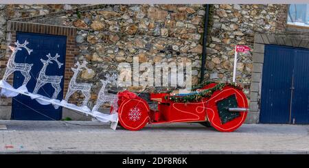 Santa's Sleigh und seine Rentiere geparkt auf dem Pier in Howth, Dublin, Irland Vorbereitung auf den Start zum Nordpol. Stockfoto