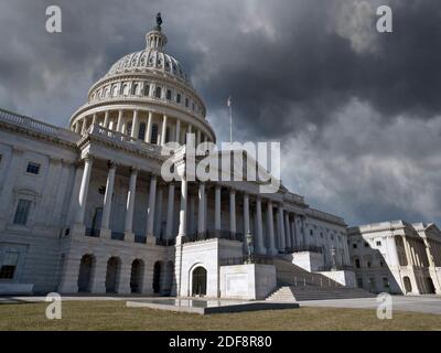 Das Kapitolgebäude der Vereinigten Staaten mit stürmischem Himmel in Washington DC. Stockfoto