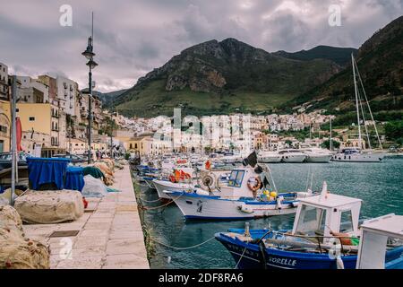 Sizilien Italien Oktober 2020 Fischerboote im sizilianischen Hafen von Castellammare del Golfo, erstaunliche Küstendorf der Insel Sizilien, Provinz Trapani, Italien. Hochwertige Fotos Stockfoto