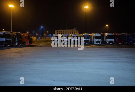 Lastkraftwagen bei Motis Güterabfertigung in Dover nach dem Brexit und verringern die Überlastungen im Hafen. Stockfoto