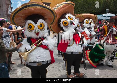 Mexikaner kleiden sich in Kostümen und nehmen an der DIA DE LOS LOKS (TAG DER VERRÜCKTEN) PARADE Teil - SAN MIGUEL DE ALLENDE, GUANAJUATO, MEXIKO Stockfoto