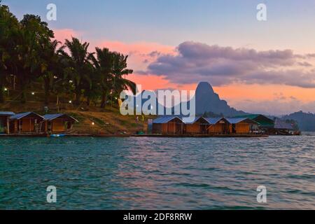 KLONG MORN FLOßHAUS auf CHEOW EN See im KHAO SOK Nationalpark - THAILAND Stockfoto