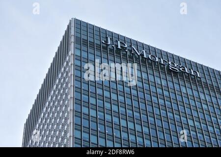 London, Großbritannien - 03. Februar 2019: Die Sonne scheint auf der Beschilderung von J P Morgan oben in der britischen Niederlassung von Canary Wharf. JPMorgan Chase ist ein US-amerikanischer Multis Stockfoto