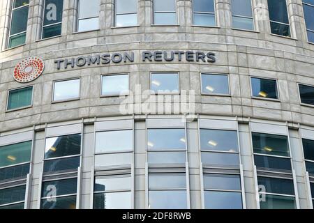 London, Großbritannien - 03. Februar 2019: Die Sonne scheint auf dem Bürogebäude von Thomson Reuters in Canary Wharf in der britischen Hauptstadt. TR Group ist die kanadische Multina Stockfoto