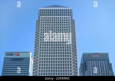 London, Großbritannien - 03. Februar 2019: Wolkenkratzer in Canary Wharf - ein Gebäude am Canada Square in der Mitte, HSBC und Citi Bank an den Seiten. Viele Fina Stockfoto