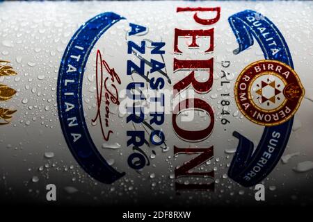 Detail von Wassertropfen auf Peroni Nastro Azzurro, einem Premium-Lagerbier. Studio Fotoshooting in Bukarest, Rumänien, 2021 Stockfoto