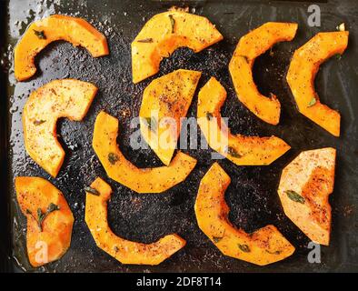 Butternut Squash leuchtend orange Stücke auf elektrischem Grill gegrillt, Blick von oben Stockfoto