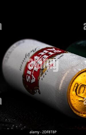 Kondenswassertröpfchen auf Stella Artois Bier können auf schwarz isoliert werden. Bukarest, Rumänien, 2020 Stockfoto