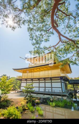 Der zum UNESCO-Weltkulturerbe gehörende Goldene Pavillon, oder Kinkaku-ji, Kyoto, Honshu, Japan Stockfoto