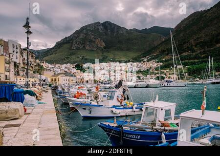 Sizilien Italien Oktober 2020 Fischerboote im sizilianischen Hafen von Castellammare del Golfo, erstaunliche Küstendorf der Insel Sizilien, Provinz Trapani, Italien. Hochwertige Fotos Stockfoto