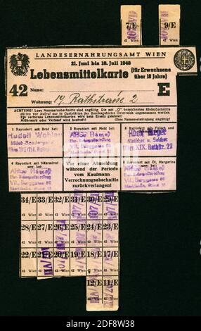 Europa, Österreich, Wien, Zeit nach dem 2. Weltkrieg, Lebensmittelkarte für Erwachsene über 18 Jahre , gültig vom 21. Juni bis 18. Juli 1948, Größe: 11,7 cm x 20,7 cm, Rechte werden nicht vertreten / Europa, Österreich, Wien, Zeit nach dem Zweiten Weltkrieg, Größe: 11,7 cm x 20,7 cm, es gibt keine Rechte. Stockfoto