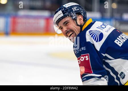 Jerome Bachofner # 10 (EV Zug) während des Eishockeyspiels der Nationalliga zwischen EV Zug und SC Bern am 3. Dezember 2020 in der Bossard Arena in Zug. Kredit: SPP Sport Presse Foto. /Alamy Live Nachrichten Stockfoto