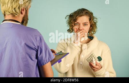 Diagnosekonzept. Bitten Sie um Beschwerden. Medizinische Behandlung. Symptome einer Virusinfektion. Medizinische Hilfe. Tests und Bestrahlung verschreiben. Arbeiten Sie mit kranken Patienten. Krankengeschichte. Arzt kommuniziert mit Frau. Stockfoto