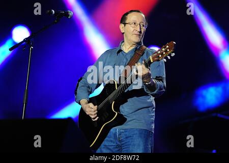 Sänger Kabyle Idir stirbt bei 70 ---- File - Idir tritt am 14. Juli 2011 im Champ de Mars in Paris, Frankreich, bei 'SOS Racisme' auf. Foto von Nicolas Briquet/ABACAPRESS.COM Stockfoto