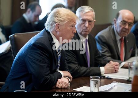 US-Präsident Donald J. Trump (L) spricht neben US-Verteidigungsminister Jim Mattis (C) und US-Handelsminister Wilbur Ross (R) bei einem Treffen mit Mitgliedern seines Kabinetts am 08. März 2018 im Kabinettsaal des Weißen Hauses in Washington, DC, USA. Foto von Pool/ABACAPRESS.COM Stockfoto