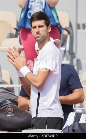 Novak Djokovic kommt während des Trainings mit Marin Cilic während des French Open Tennisturniers im Roland Garros Stadion in Paris, Frankreich am 23. Mai 2019 auf den Platz. Foto von ABACAPRESS.COM Stockfoto