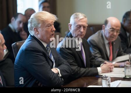 US-Präsident Donald J. Trump (L) spricht neben US-Verteidigungsminister Jim Mattis (C) und US-Handelsminister Wilbur Ross (R) bei einem Treffen mit Mitgliedern seines Kabinetts am 08. März 2018 im Kabinettsaal des Weißen Hauses in Washington, DC, USA. Foto von Pool/ABACAPRESS.COM Stockfoto